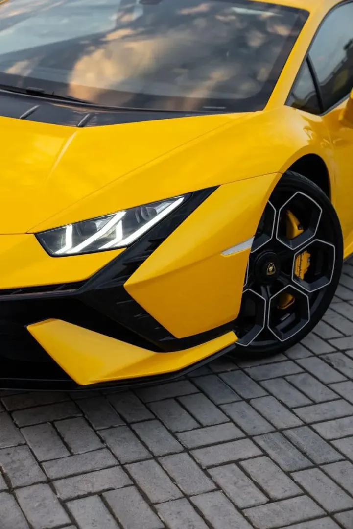 Lamborghini Tecnica view 3