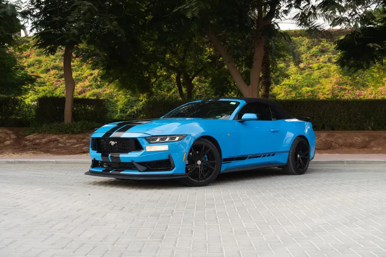 Ford Mustang Convertible view 3